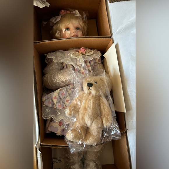 Ashton-Drake Georgetown
Collection Porcelain Doll - Ellie by
Jane Zidjunas - Picture 6 of 12